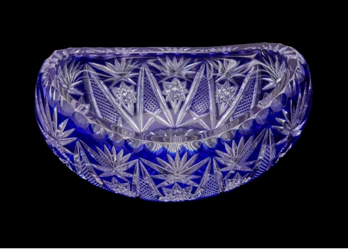 קערת קריסטל כחולה מלוטשת ביד בצורת סירה
