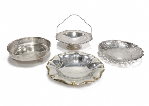 4 כלי מתכת מוכספים להגשה וכיבוד, יצרנים ודגמים שונים, חתומים