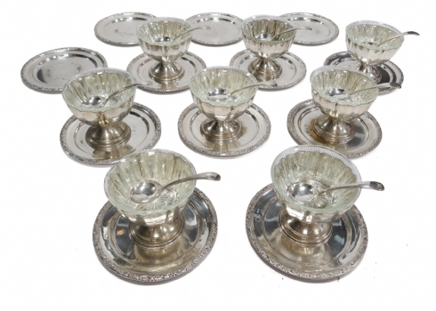 סט להגשת ליפתן עשוי מתכת מוכספת וקעריות זכוכית נשלפות