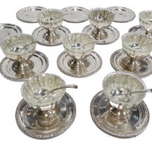 סט להגשת ליפתן עשוי מתכת מוכספת וקעריות זכוכית נשלפות