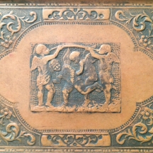 תבליט עור מעוטר דמויות מלאכים