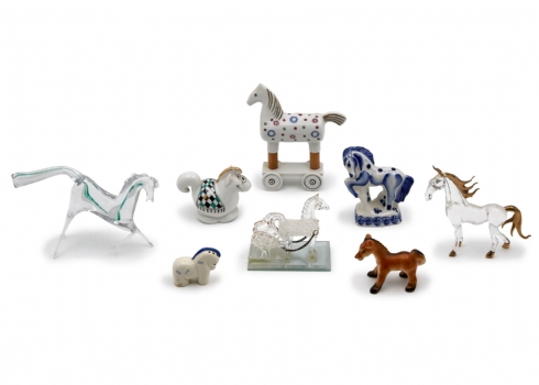 8 פסלי סוסים עשויים זכוכית וקרמיקה