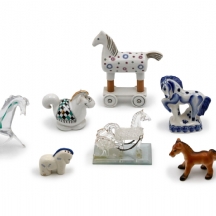 8 פסלי סוסים עשויים זכוכית וקרמיקה