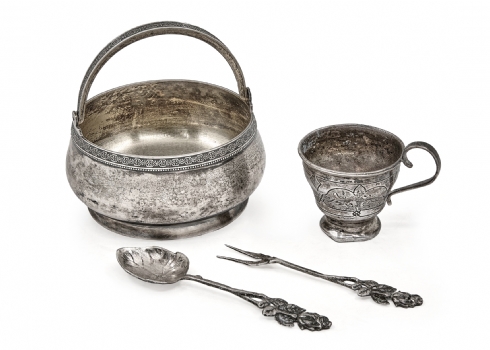 ארבעה כלי כסף: שניים רוסיים, שניים ישראלים, משקל כולל 255 גרם