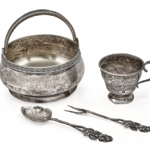 ארבעה כלי כסף: שניים רוסיים, שניים ישראלים, משקל כולל 255 גרם