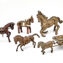 חמישה פסלים בדמויות סוסים, עשויים מחומרים שונים ובעלי עיצובים שונים