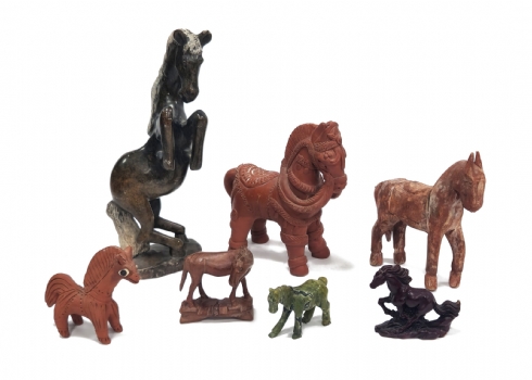 שבעה פסלים בדמויות סוסים, עשויים מחומרים שונים ובעלי עיצובים שונים