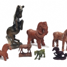 שבעה פסלים בדמויות סוסים, עשויים מחומרים שונים ובעלי עיצובים שונים