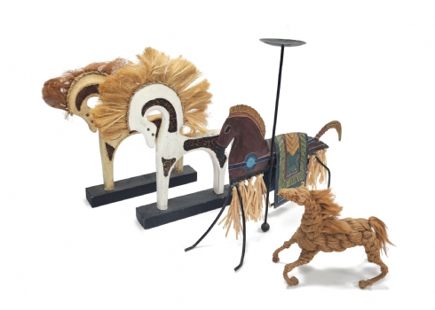 4 פסלי סוסים בגדלים שונים וחומרים שונים