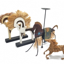 4 פסלי סוסים בגדלים שונים וחומרים שונים