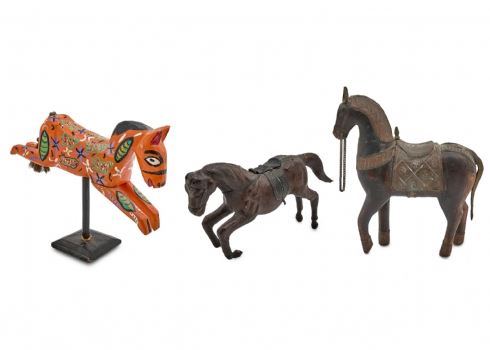 שלושה פסלי סוסים מעץ