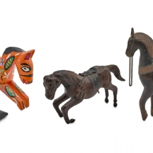 שלושה פסלי סוסים מעץ