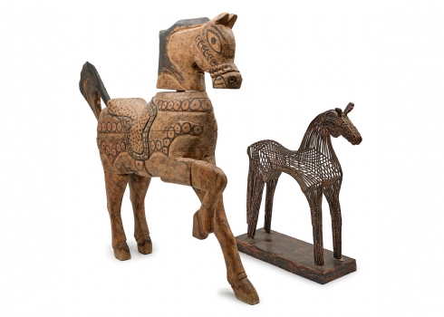 זוג פסלים של סוסים מחומרים ומדגמים שונים