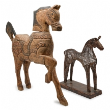 זוג פסלים של סוסים מחומרים ומדגמים שונים