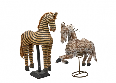 זוג פסלי עץ של סוסים מעוטרים, בעלי מנגנון אינטראקטיבי