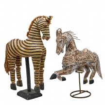 זוג פסלי עץ של סוסים מעוטרים, בעלי מנגנון אינטראקטיבי
