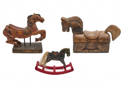 שלושה פסלי סוסים מעץ בסגנונות וינטג' ואומנות עממית