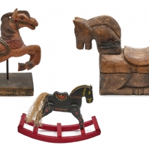שלושה פסלי סוסים מעץ בסגנונות וינטג' ואומנות עממית