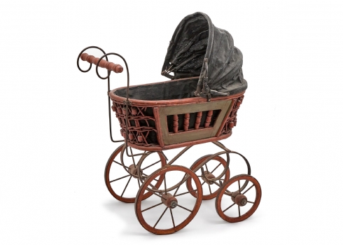 קישוט וינטג' מעץ וברזל המעוצב בדגם של עגלת תינוק עתיקה