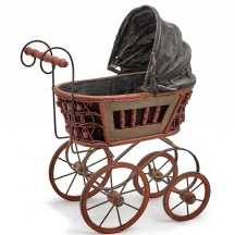 קישוט וינטג' מעץ וברזל המעוצב בדגם של עגלת תינוק עתיקה