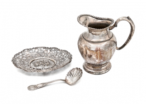 שלושה כלים מוכספים - סלסלה וקנקן אנגלי לשתיה קרה עשוי נחושת מצופה כסף