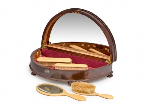 סט טיפוח אישי עתיק בקליט בתוך קופסת עץ תחילת המאה ה-20