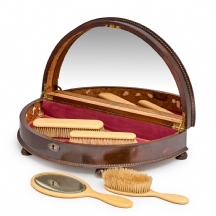 סט טיפוח אישי עתיק בקליט בתוך קופסת עץ תחילת המאה ה-20