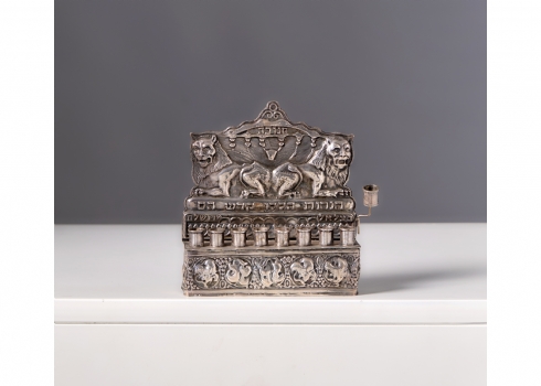 חנוכייה עשויה כסף 'סטרלינג' (925) מתוצרת בצלאל ירושלים