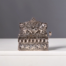 חנוכייה עשויה כסף 'סטרלינג' (925) מתוצרת בצלאל ירושלים