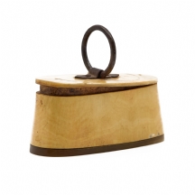 קופסת הרחה צרפתית מהמאה ה-19, בעיצוב אליפטי, עשויה חומר טבעי