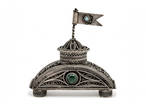 קופסת בשמים מתוצרת בצלאל, עשויה כסף 935 וחתומה