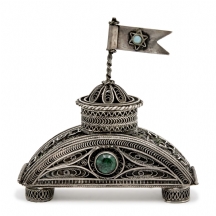 קופסת בשמים מתוצרת בצלאל, עשויה כסף 935 וחתומה