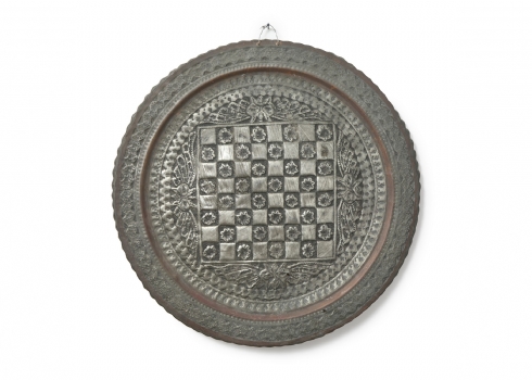 מגש פרסי עשוי נחושת בציפוי בדיל מעוטר בעבודת ריקוע ידנית