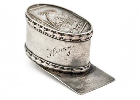 קופסת בשמים מיוחדת בעיצובה, וככל הנראה יחידה מסוגה, עשויה כסף 'סטרלינג' (925)