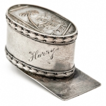 קופסת בשמים מיוחדת בעיצובה, וככל הנראה יחידה מסוגה, עשויה כסף 'סטרלינג' (925)