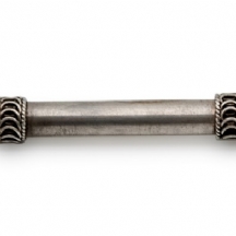 אצבע לספר תורה מתוצרת בצלאל, חתומה: בצלאל ירושלם 935