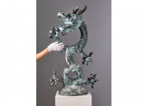 פסל רצפה סיני גדול עשוי ברונזה בדמות דרקון האוחז בפנינת החוכמה