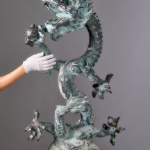 פסל רצפה סיני גדול עשוי ברונזה בדמות דרקון האוחז בפנינת החוכמה