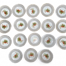 סט 18 צלחות וינטג' מתוצרת Victoria צ'כוסלובקיה מעוטרות בציורי תותי בר