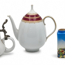 ארבעה פריטי פורצלן שונים מיצרנים שונים