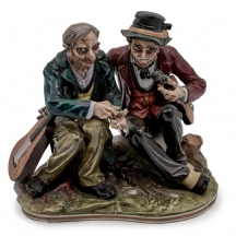 פסל פורצלן גרמני גדול בדמות שני נגנים יושבים על גזע עץ, יוצר בדרזדן