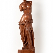 ונוס עולה מהרחצה - פסל רצפה גדול מימדים, עשוי עץ מגולף בעבודת יד