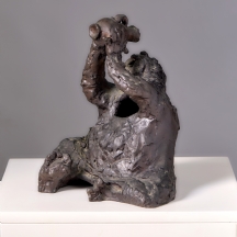 נחום גוטמן (1935-2015, Nachum Gutman) ערבי שותה מכד מים, פסל ברונזה, פטינה חומה