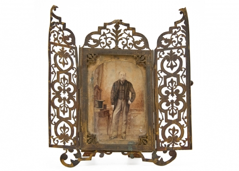 מסגרת עתיקה מנוסרת בעבודת יד, עשויה מנחושת עם שאריות הזהבה