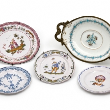 חמישה כלי קרמיקה שונים