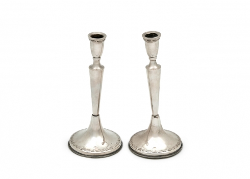 זוג פמוטים ישראלים עשויים כסף '800', מתוצרת חברת 'הגביע', חתומים, מוכבדים