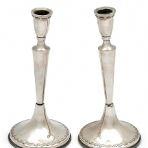 זוג פמוטים ישראלים עשויים כסף '800', מתוצרת חברת 'הגביע', חתומים, מוכבדים