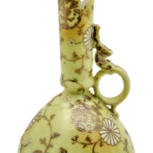 קנקן פורצלן יפני מעוטר בזהב על רקע צהוב חלמון חתום