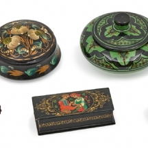 8 קופסאות קטנות, דגמים ויצרנים שונים, חלקם חתומים