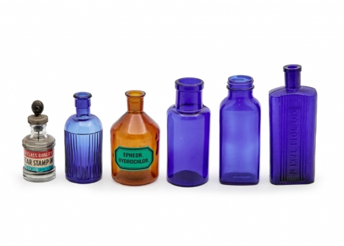 6 בקבוקים וינטג'יים באיכויות שונות, ביניהם בקבוקי רעל כחולים